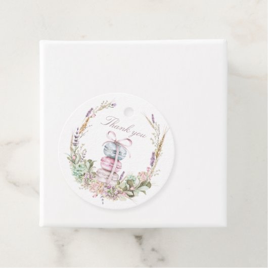 Französischer Stack von Macarons im Kranz danke Geschenkanhänger (Beispiel)