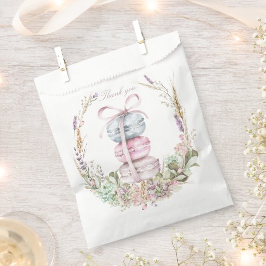 Französischer Stack von Macarons im Kranz danke Geschenktütchen (Ausgeschnitten)