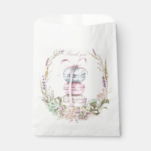 Französischer Stack von Macarons im Kranz danke Geschenktütchen (Vorderseite)