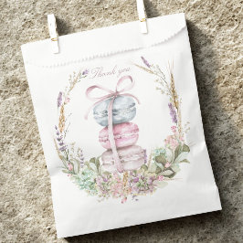 Französischer Stack von Macarons im Kranz danke Geschenktütchen