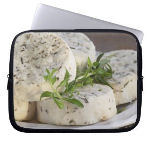 Französischer Ziegenkäse - Chèvre - mit Kräutern a Laptopschutzhülle