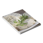 Französischer Ziegenkäse - Chevre - mit Kräutern a Notizblock (angewinkelt)