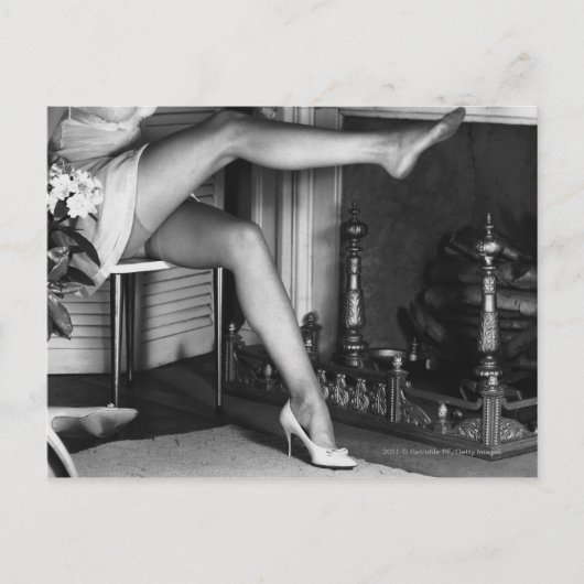 Frau am Kamin B&W Postkarte (Vorderseite)