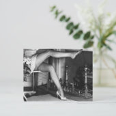 Frau am Kamin B&W Postkarte (Stehend Vorderseite)