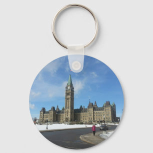 Frau am kanadischen Parlament in Ottawa Schlüsselanhänger