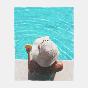 Frau am Pool Fleecedecke