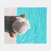 Frau am Pool Fleecedecke (Vorderseite (Horizontal))