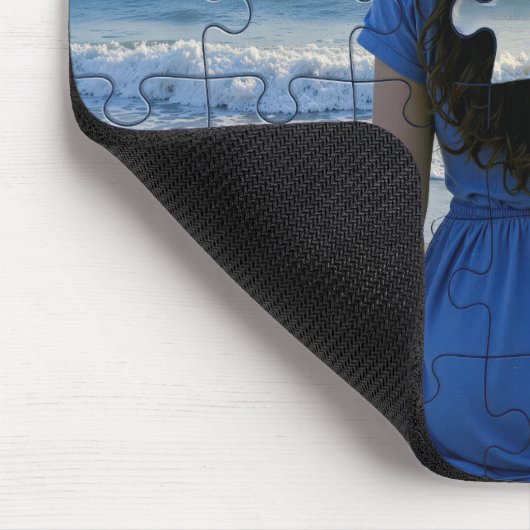 Frau am Strand mit einem Puzzle-Stück Vermisst Mousepad (Ecke)