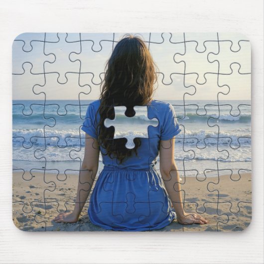 Frau am Strand mit einem Puzzle-Stück Vermisst Mousepad (Vorne)