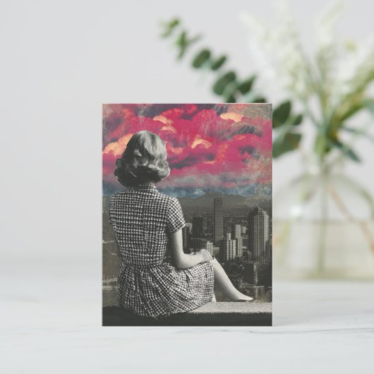 Frau an der Spitze der City Pink Clouds Postkarte (Stehend Vorderseite)