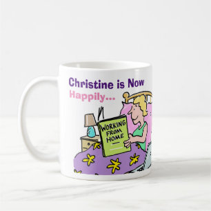 Frau arbeitet jetzt von zu Hause aus Kaffeetasse