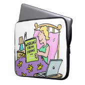 Frau arbeitet von Zuhause und Bleibe in Bed. Laptopschutzhülle (Vorderseite Links)