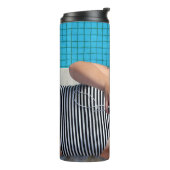 Frau auf braunem Boden Thermosbecher (Nach links gedreht)