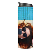 Frau auf braunem Boden Thermosbecher (Nach rechts gedreht)