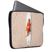 Frau auf dem Surfbrett Laptopschutzhülle (Vorne Rechts)