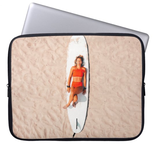 Frau auf dem Surfbrett Laptopschutzhülle (Vorderseite)