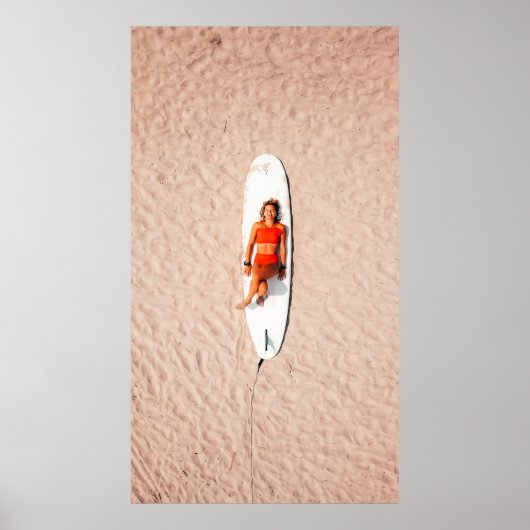 Frau auf dem Surfbrett Poster (Vorne)