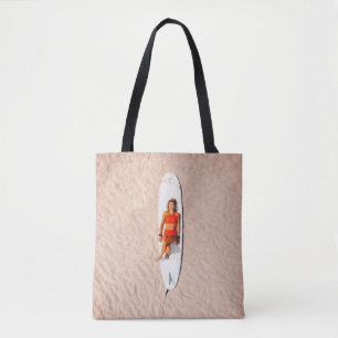 Frau auf dem Surfbrett Tasche