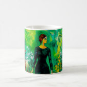 Frau auf der schönen grünen Wiese Kaffeetasse (Mittel)