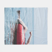 Frau auf einem aufblasbaren Schwimmer im Ozean, de Fleecedecke (Vorderseite (Horizontal))