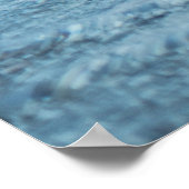 Frau auf einem aufblasbaren Schwimmer im Ozean, de Poster (Ecke)