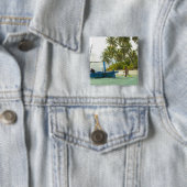 Frau auf einem kleinen traditionellen Fischerboot, Button (Beispiel)