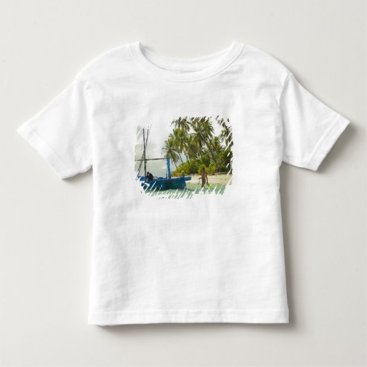 Frau auf einem kleinen traditionellen Fischerboot, Kleinkind T-shirt (Vorderseite)