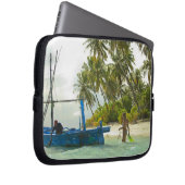 Frau auf einem kleinen traditionellen Fischerboot, Laptopschutzhülle (Vorne Rechts)