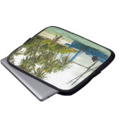 Frau auf einem kleinen traditionellen Fischerboot, Laptopschutzhülle (Vorne Knopf)
