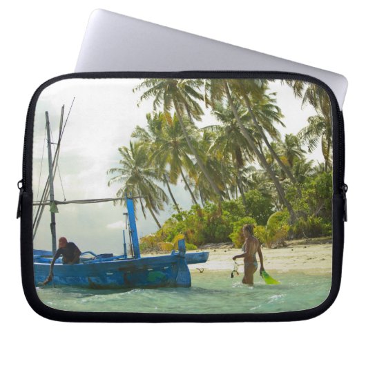Frau auf einem kleinen traditionellen Fischerboot, Laptopschutzhülle (Vorderseite)