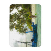 Frau auf einem kleinen traditionellen Fischerboot, Magnet (Vertikal)