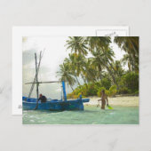 Frau auf einem kleinen traditionellen Fischerboot, Postkarte (Vorne/Hinten)