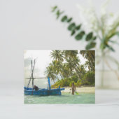 Frau auf einem kleinen traditionellen Fischerboot, Postkarte (Stehend Vorderseite)