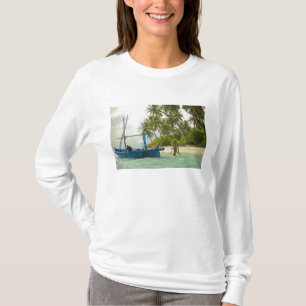 Frau auf einem kleinen traditionellen Fischerboot, T-Shirt