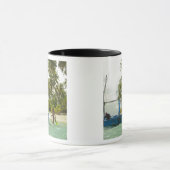 Frau auf einem kleinen traditionellen Fischerboot, Tasse (Zentrum)
