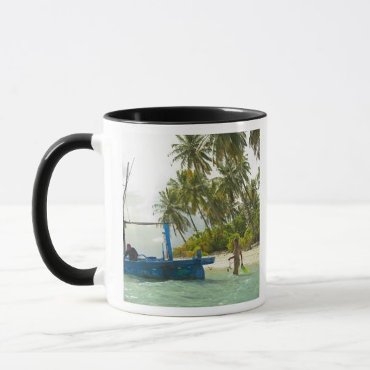Frau auf einem kleinen traditionellen Fischerboot, Tasse (Links)