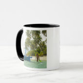 Frau auf einem kleinen traditionellen Fischerboot, Tasse (Vorderseite Links)