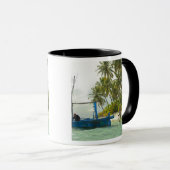 Frau auf einem kleinen traditionellen Fischerboot, Tasse (VorderseiteRechts)