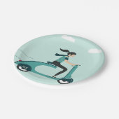 Frau auf einem Scooter Pappteller (Schrägansicht)