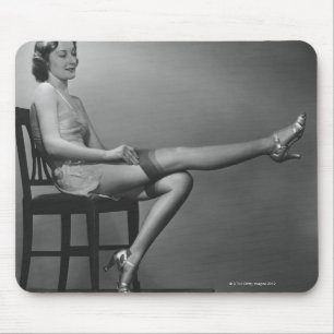 Frau auf einem Stuhl sitzend Mousepad