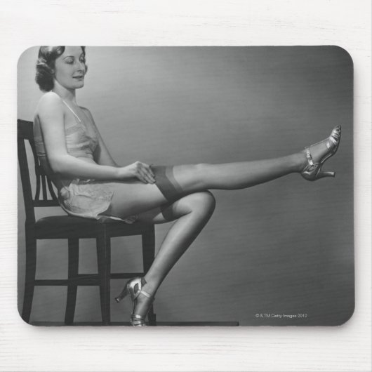 Frau auf einem Stuhl sitzend Mousepad (Vorne)