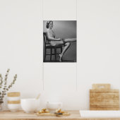 Frau auf einem Stuhl sitzend Poster (Küche)