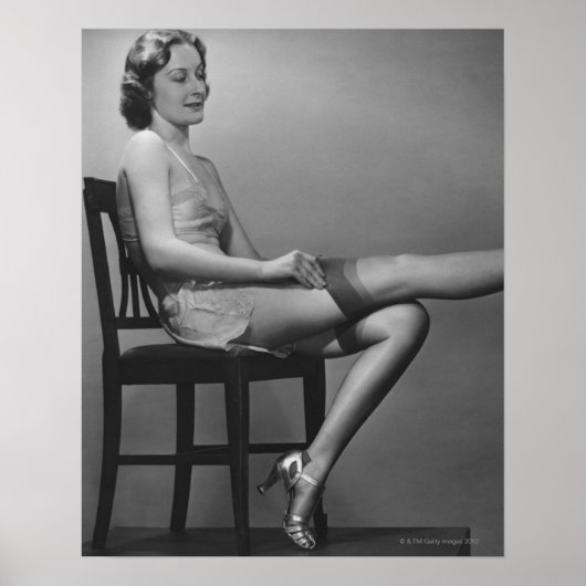 Frau auf einem Stuhl sitzend Poster (Vorne)