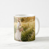 Frau auf einem Weizenfeld Kaffeetasse (VorderseiteRechts)