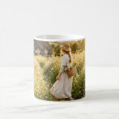 Frau auf einem Weizenfeld Kaffeetasse (Mittel)