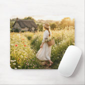 Frau auf einem Weizenfeld Mousepad (Mit Mouse)