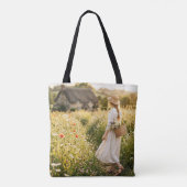 Frau auf einem Weizenfeld Tasche (Rückseite)