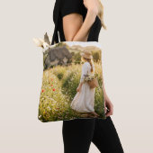 Frau auf einem Weizenfeld Tasche (Von Nahem)