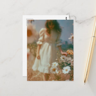 Frau auf einem Wildblumenfeld Abstrakte Fotografie Postkarte