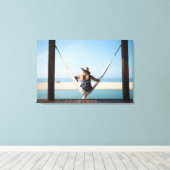 Frau auf einer Hängematte in einem kleinen Hotel Leinwanddruck (Insitu (Holzboden))